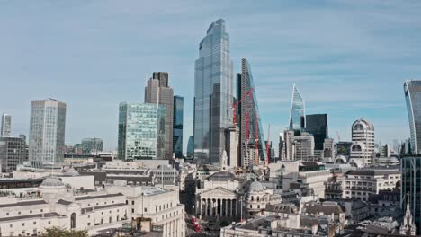 Langsamer-Dolly-Back-Drohnenschuss-Von-Der-Bankkreuzung-Und-Den-Wolkenkratzern-Der-City-Of-London