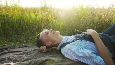 hombre relajándose al aire libre