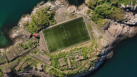 Estadio-De-Fútbol-De-Noruega-Lofoten-En-Henningsvaer-Desde-Arriba.