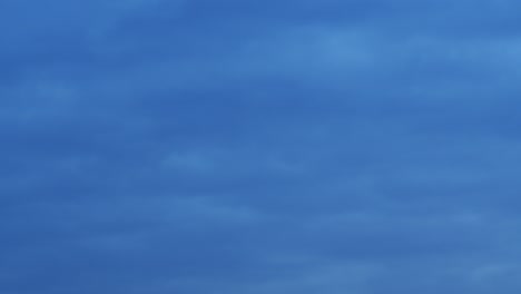 el tiempo tormentoso es una tormenta de truenos. la tormenta cubre el cielo con nubes.