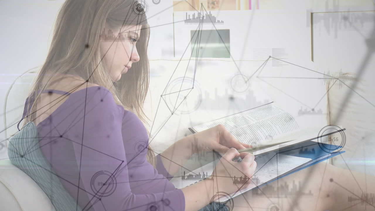 animación de una niña sobre el procesamiento de datos en el fondo