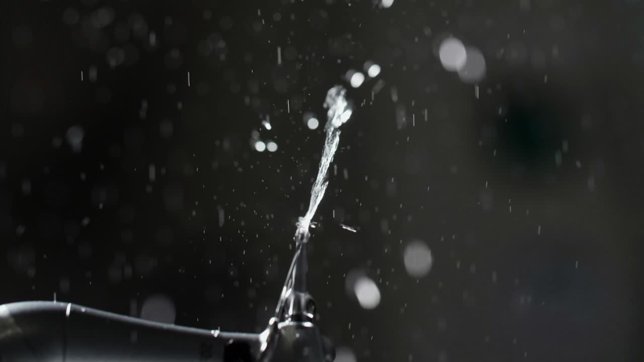 치과의사 장비 가 공기 에 물 을  ⁇ 고 있다