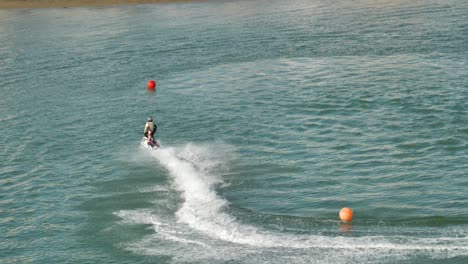 Jetski-Experte-Auf-Einem-Schwierigen-Kurs-Greift-Die-Kurven-Mit-Geschwindigkeit-An---Zeitlupe