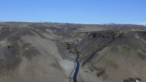 vista aérea de gran altitud kvernufoss cascada y río