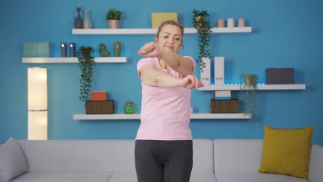 Mujer-Haciendo-Ejercicio-Usando-Sus-Brazos.-Deportes-En-Casa.