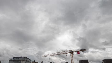 Un-Lapso-De-Tiempo-Inmersivo-De-Nimboestratos,-Estratos-Y-Cúmulos-De-Bajo-Nivel-Que-Se-Arremolinan-Oscuros-Pasan-Sobre-Tejados-Y-Edificios-Durante-Una-Tormenta-De-Verano