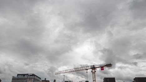 un lapso de tiempo inmersivo de nimboestratos, estratos y cúmulos de bajo nivel que se arremolinan oscuros pasan sobre tejados y edificios durante una tormenta de verano