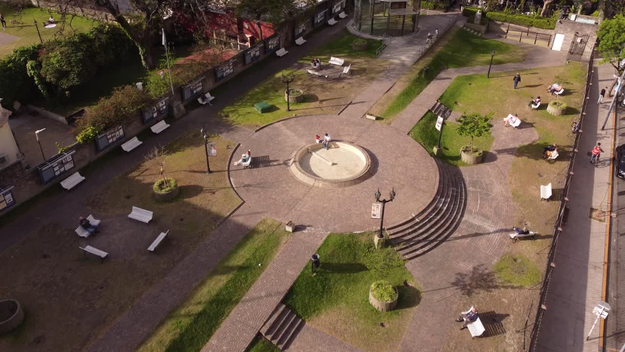 plaza del lector en la ciudad de buenos aires