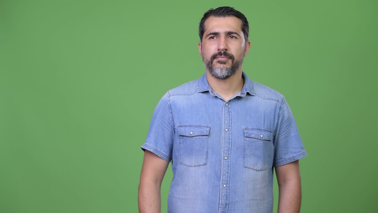 Hombre persa barbudo y apuesto haciendo un gesto de aprobación