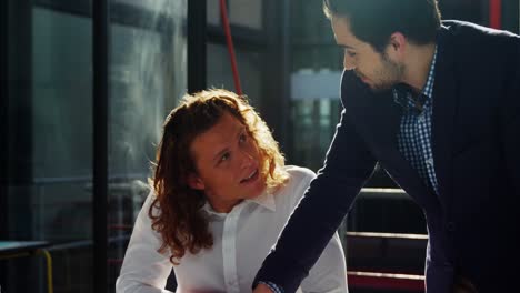 ejecutivos de negocios discutiendo sobre el plan