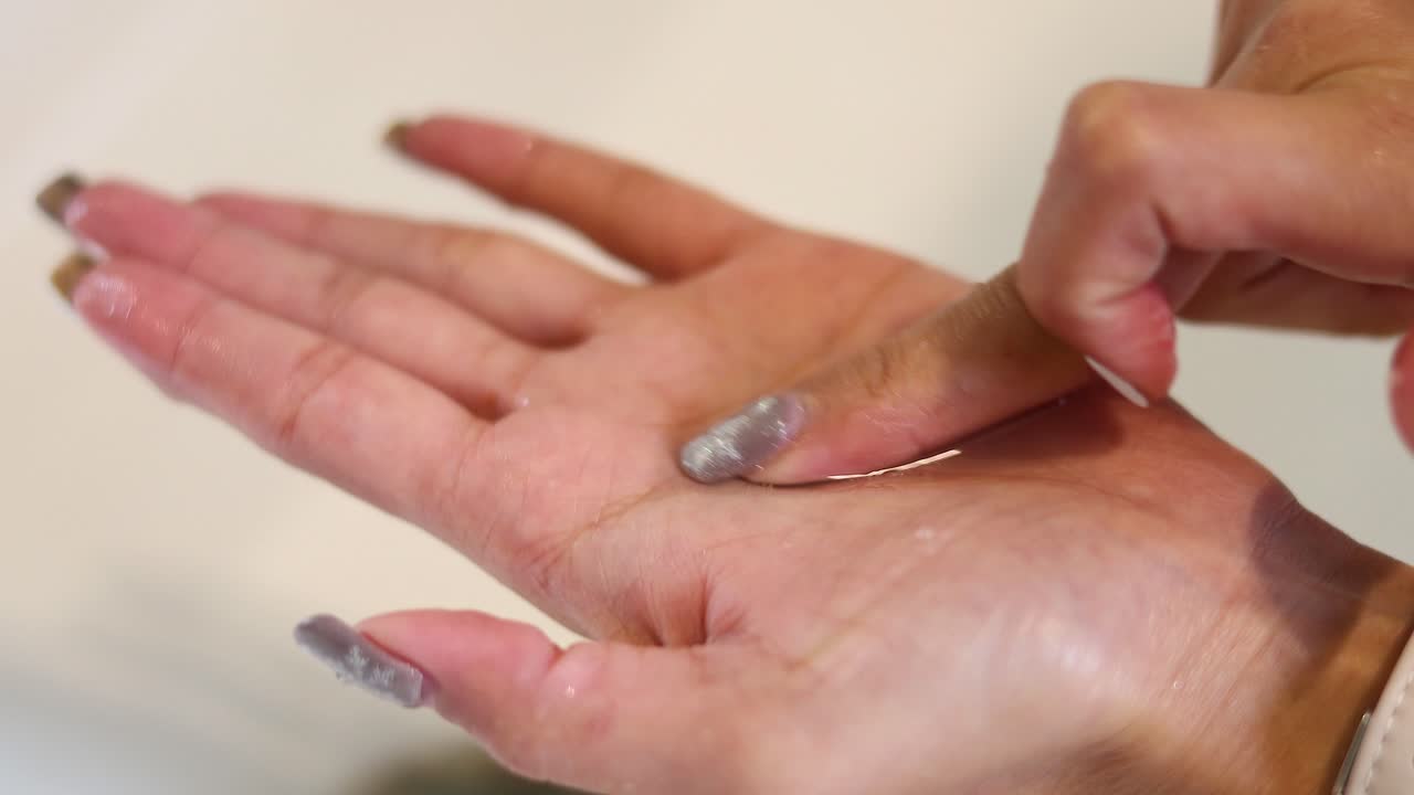 sequenza che mostra un'igiene adeguata delle lenti a contatto