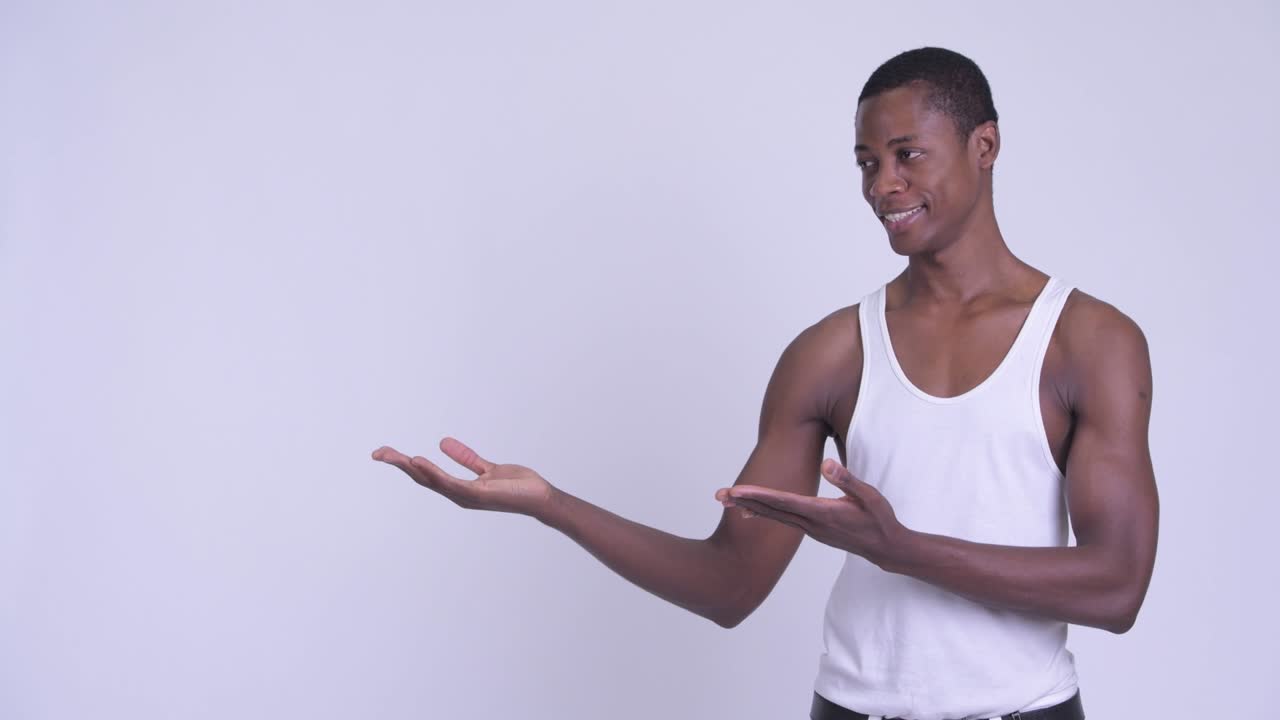 joven y guapo hombre africano