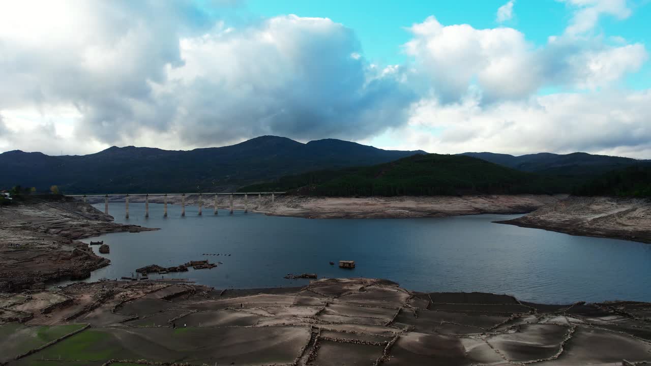 아세레도 유령 마을은 갈리시아의 가으로 인해 어진 땅에서 나타납니다.