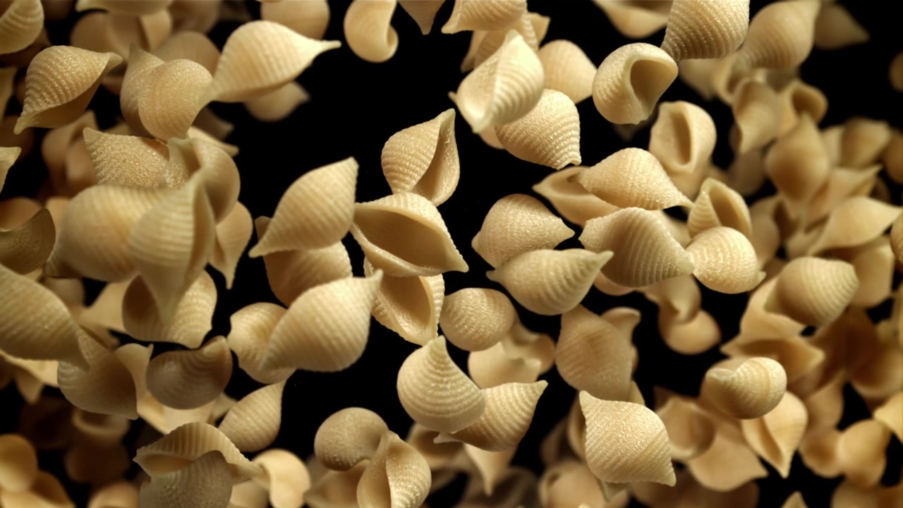 Conchiglie secche che cadono al rallentatore