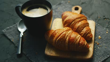 croissants y taza de café