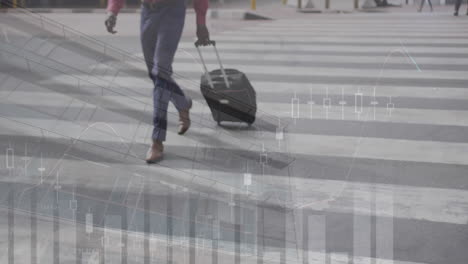 animación de gráficos y construcción sobre hombre afroamericano con equipaje caminando en el aeropuerto.