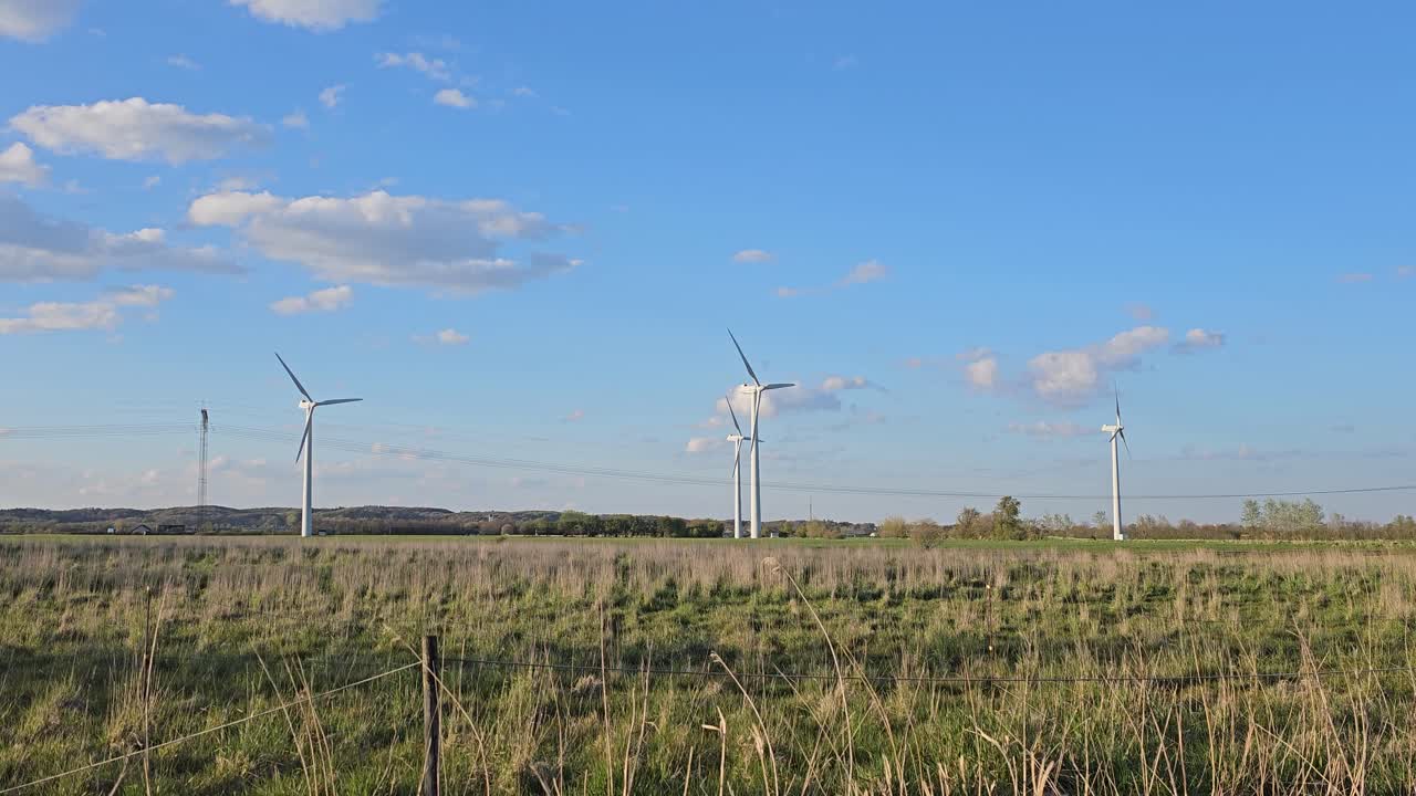 덴마크 시골의 풍력 터빈