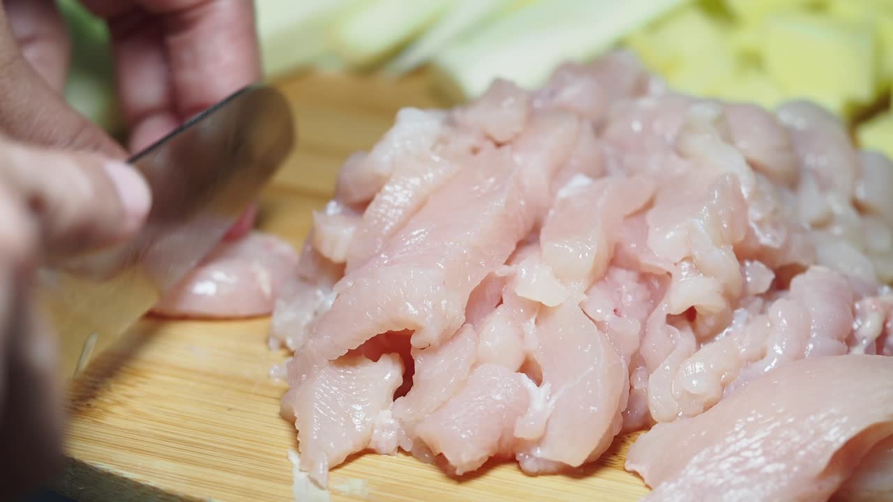 corte de pecho de pollo crudo