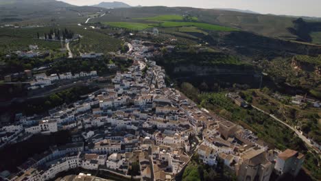 ubicada en medio de las montañas y valles, la ciudad revela su belleza desde arriba