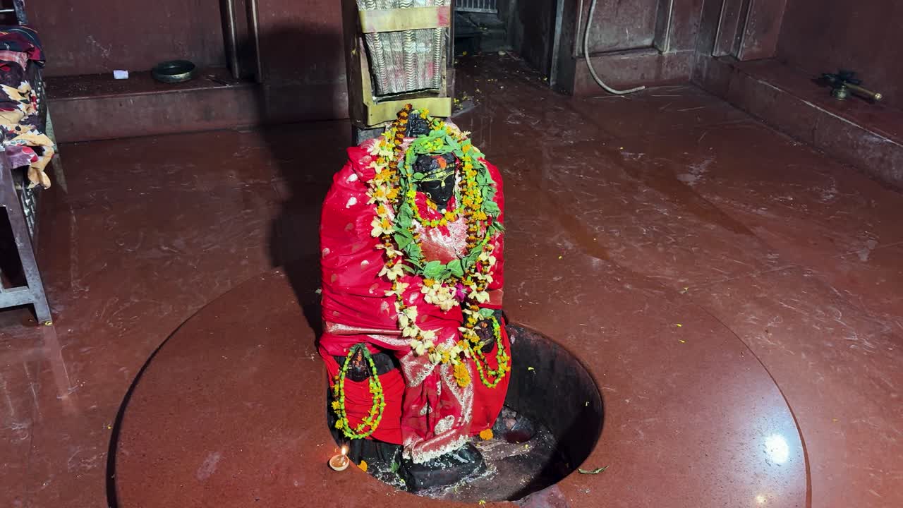 Santuário sagrado apresentando um ídolo decorado da deusa Maa Tara em ocasião cerimonial. A imagem foi capturada no Templo Maa Ugratara Sthan, (Mahishmati) Mahisi, Saharsa, Bihar, Índia.