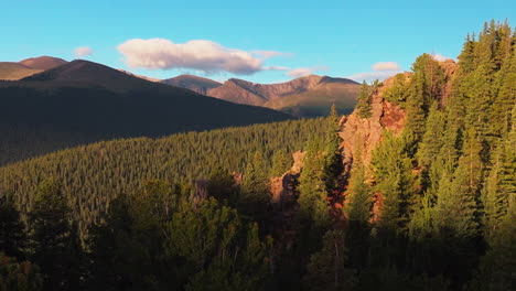 Cinematográfico-Aéreo-Zumbido-Mañana-Amanecer-Denver-Monte-Evans-14er-Lagos-Chicago-Frente-Estribaciones-Montañas-Rocosas-I70-Idaho-Manantiales-Hoja-Perenne-Paso-De-India-Eco-Montaña-Lago-Arboles-Luna-Arriba-Movimiento