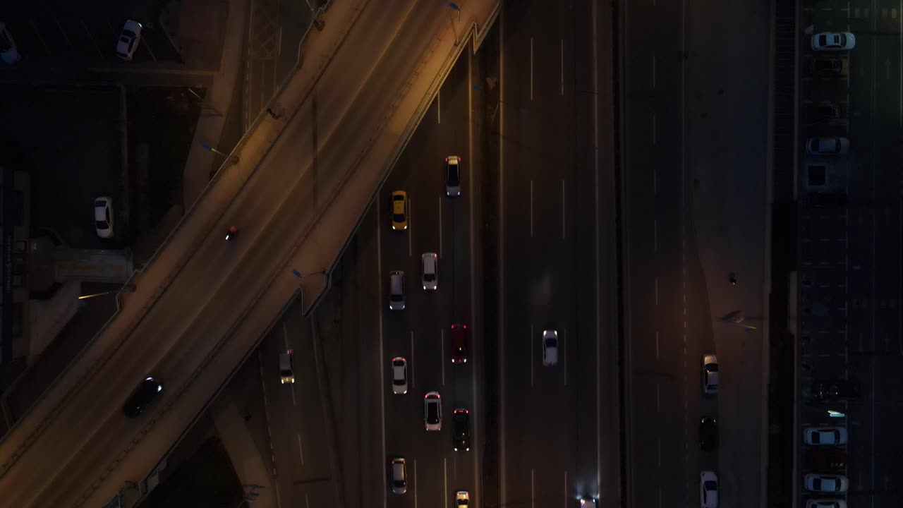 Dronový záběr dopravního nadjezdu