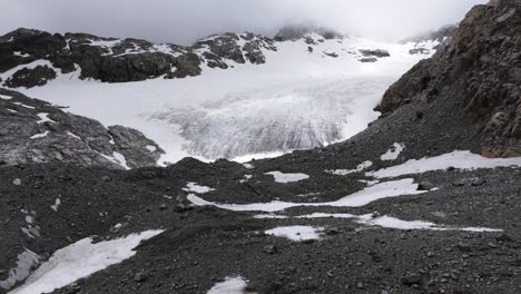 la belleza cruda del glaciar fellaria en italia en la temporada de verano