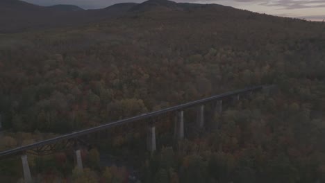 Puente-De-Caballetes-De-Onawa-Con-Vistas-Al-Lago-Onawa-En-Antena-De-Otoño