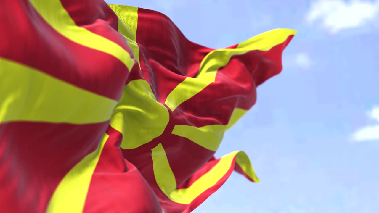 은 날 바람에 흔들리는 북 마케도니아 국기 상세한 모습