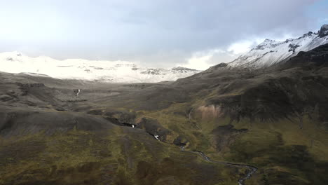 vuelo de drones de montañas cubiertas de nieve con un río