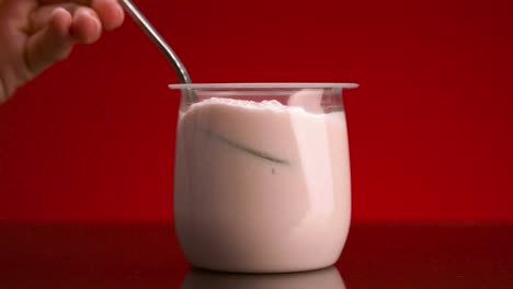 comiendo yogur rosado con paja