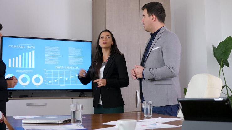 Reunión de negocios con presentación de análisis de datos