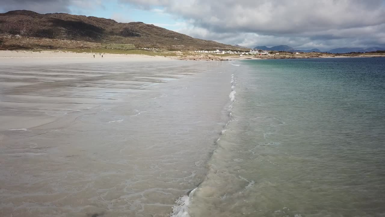 바다 옆에 있는 아일랜드 코네마라(connemara)에 있는 파라다이스 모래 해변의 공중 전망