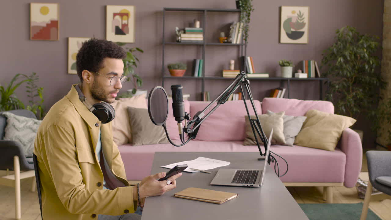 집에서 크리스마스 날에 쿠키를 마시고 먹는 크리스마스 스웨터를 입은 행복한 가족