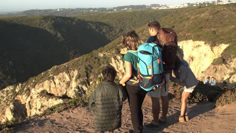 pareja familiar con mochilas de campamento y niños