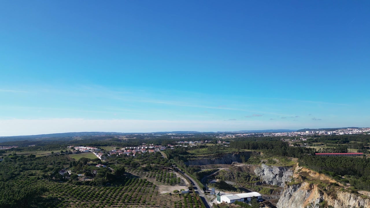 Vista aerea del paesaggio portoghese: Una vista panoramica mozzafiato della serena campagna portoghese, che mostra dolci colline, vegetazione lussureggiante e un cielo azzurro limpido