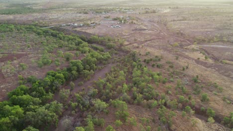 Vista-Aérea-Del-Río-Victoria-Y-La-Comunidad-De-Kalkaringi-Durante-El-Festival-Del-Día-De-La-Libertad,-Territorio-Del-Norte-De-Australia,-26-De-Agosto-De-2022