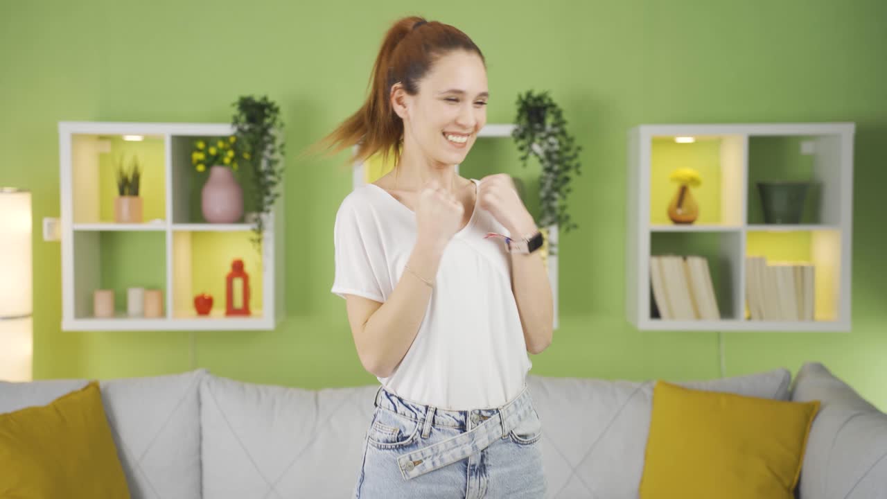 유쾌하고 행복한 흥분 젊은 여성.