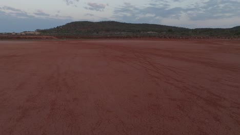 Drohnenclip,-Der-Sich-über-Eisenhaltige-Rote-Erde-Im-Australischen-Outback-Bewegt