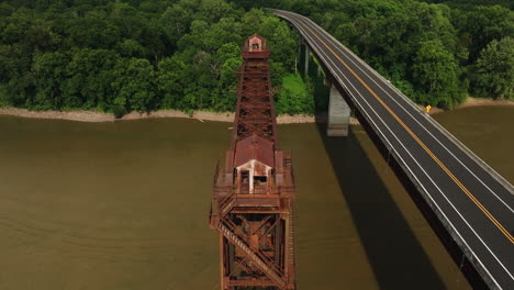 Puente-De-Ferrocarril-Oxidado-Y-Puente-De-Carretera-Que-Cruza-El-Río-Blanco-En-De-Valls-Bluff,-Arkansas,-Estados-Unidos