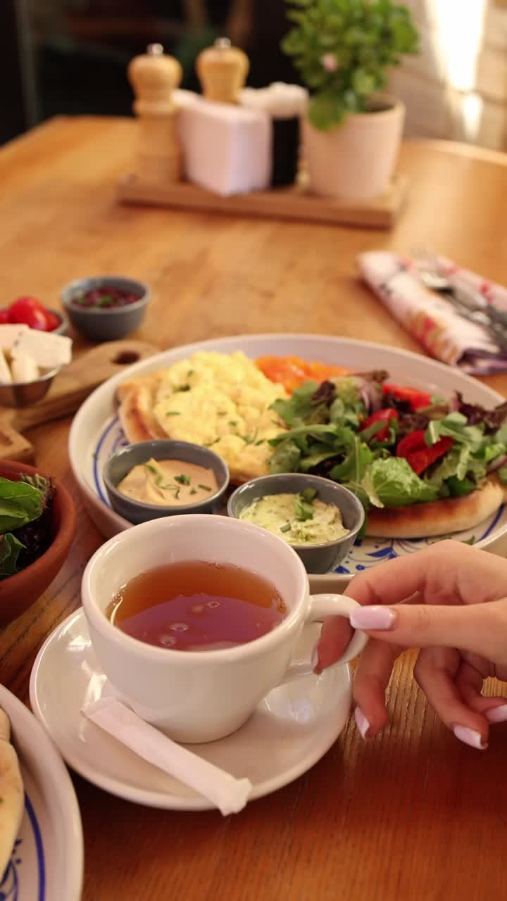 지중해식 아침 식사를 즐기는 여자
