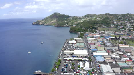 Drone-Volando-La-Línea-Costera-De-Kingstown-De-La-Capital-De-San-Vicente-Justo-Por-Encima-Del-Centro-De-La-Ciudad-Hacia-Fort-Charlotte