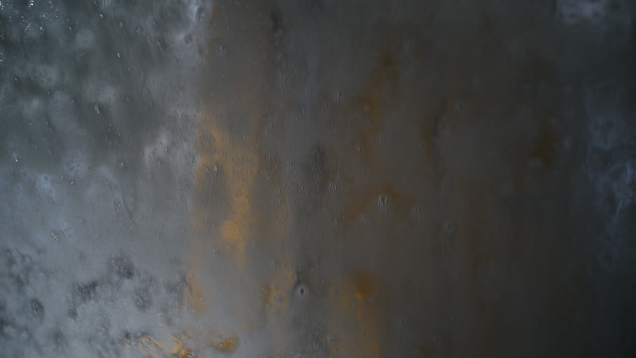 пена на окне автомойки, вид изнутри крупным планом