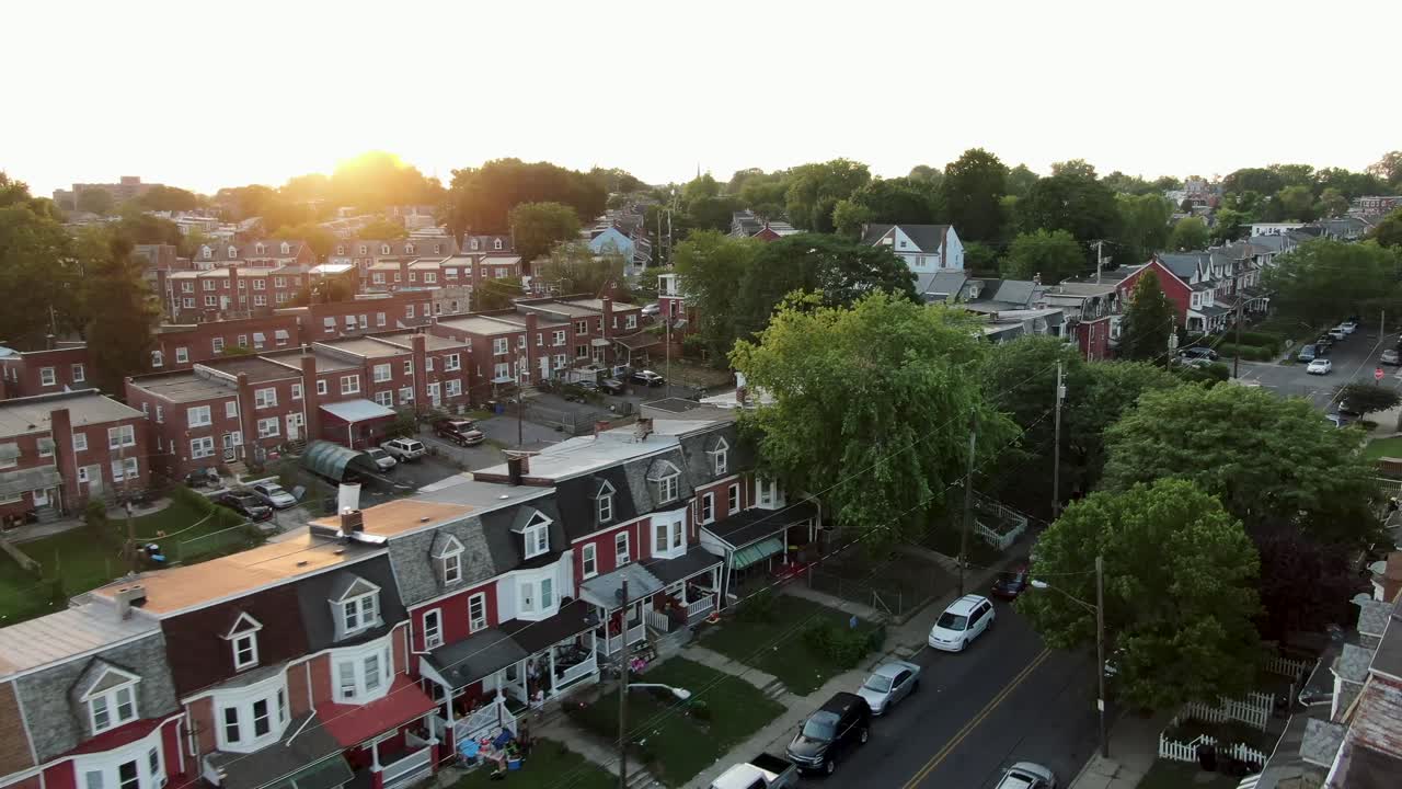 Inquadratura aerea panoramica di case dei primi del '900 in una città degli Stati Uniti, complessi residenziali urbani a basso reddito all'alba