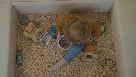 niño pequeño en la sala de juegos