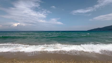 Meereswellen-Und-Schaum-Am-Sandstrand