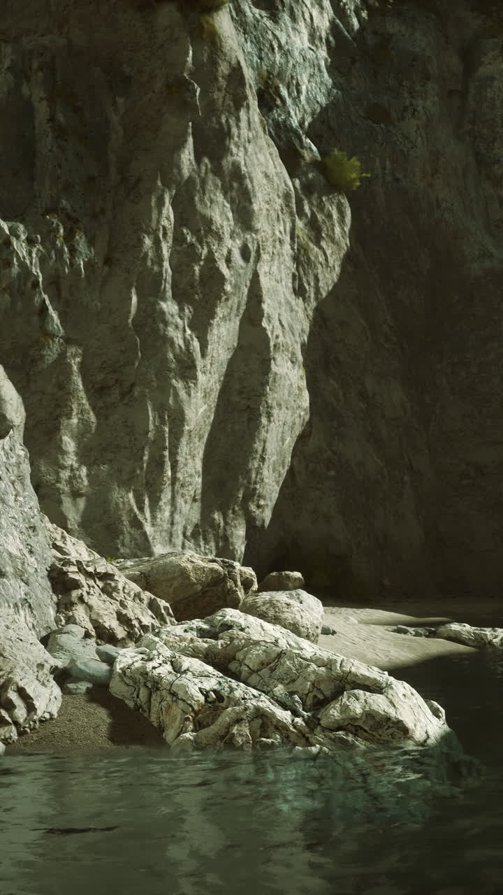 una hermosa y tranquila playa con rocas y un acantilado