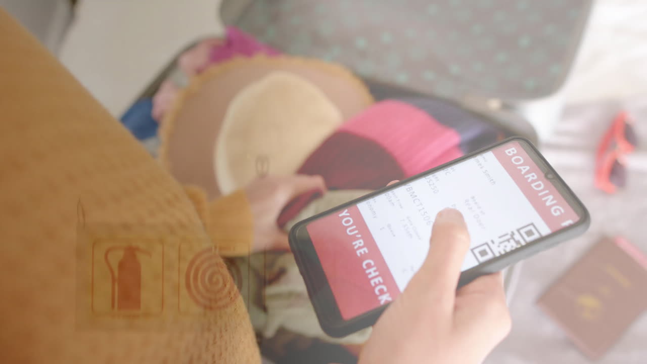 animación de una feliz mujer caucásica comprobando la tarjeta de embarque en su teléfono inteligente sobre la señalización en el aeropuerto