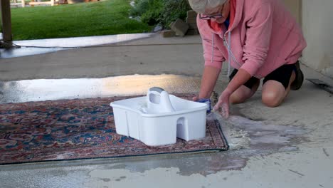limpieza manual de una alfombra oriental o persa con agua y jabón - toma panorámica media