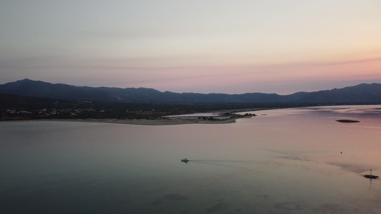 일출 동안 그리스에서 elafonissi의 영화 드론 패닝 샷